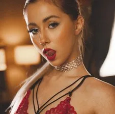 Sex chat with model LisaBellic
